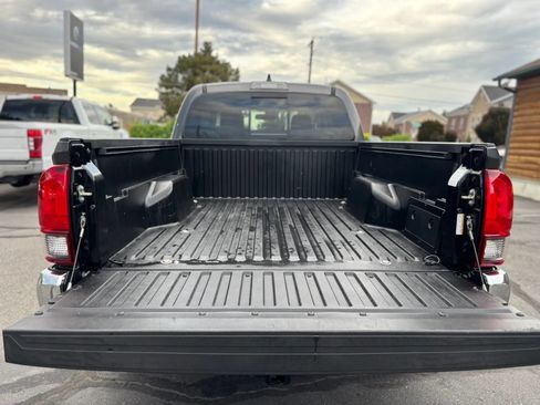 Used 2020 Toyota Tacoma SR5 AWD/4WD image 18