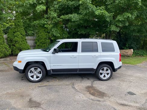 Used 2015 Jeep Patriot Latitude AWD/4WD image 2
