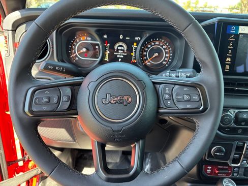 Used 2025 Jeep Wrangler Unlimited Rubicon AWD/4WD image 28
