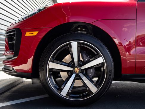 Certified 2026 Porsche Macan AWD/4WD image 11