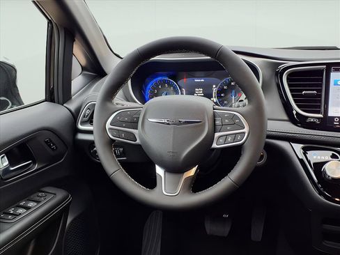 New 2026 Chrysler Pacifica Select image 11