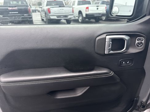 Used 2018 Jeep Wrangler Unlimited Sahara image 15