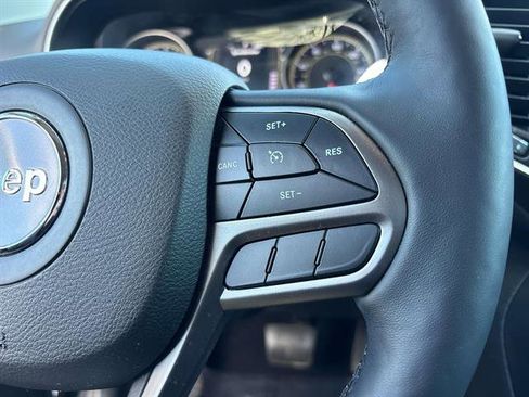 Used 2020 Jeep Cherokee Latitude w/ Cold Weather Group image 17