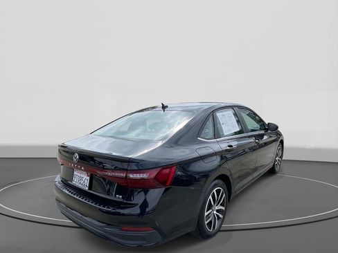 Used 2025 Volkswagen Jetta SE FWD image 4