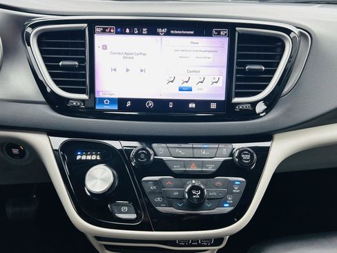 Used 2023 Chrysler Pacifica Touring-L image 20