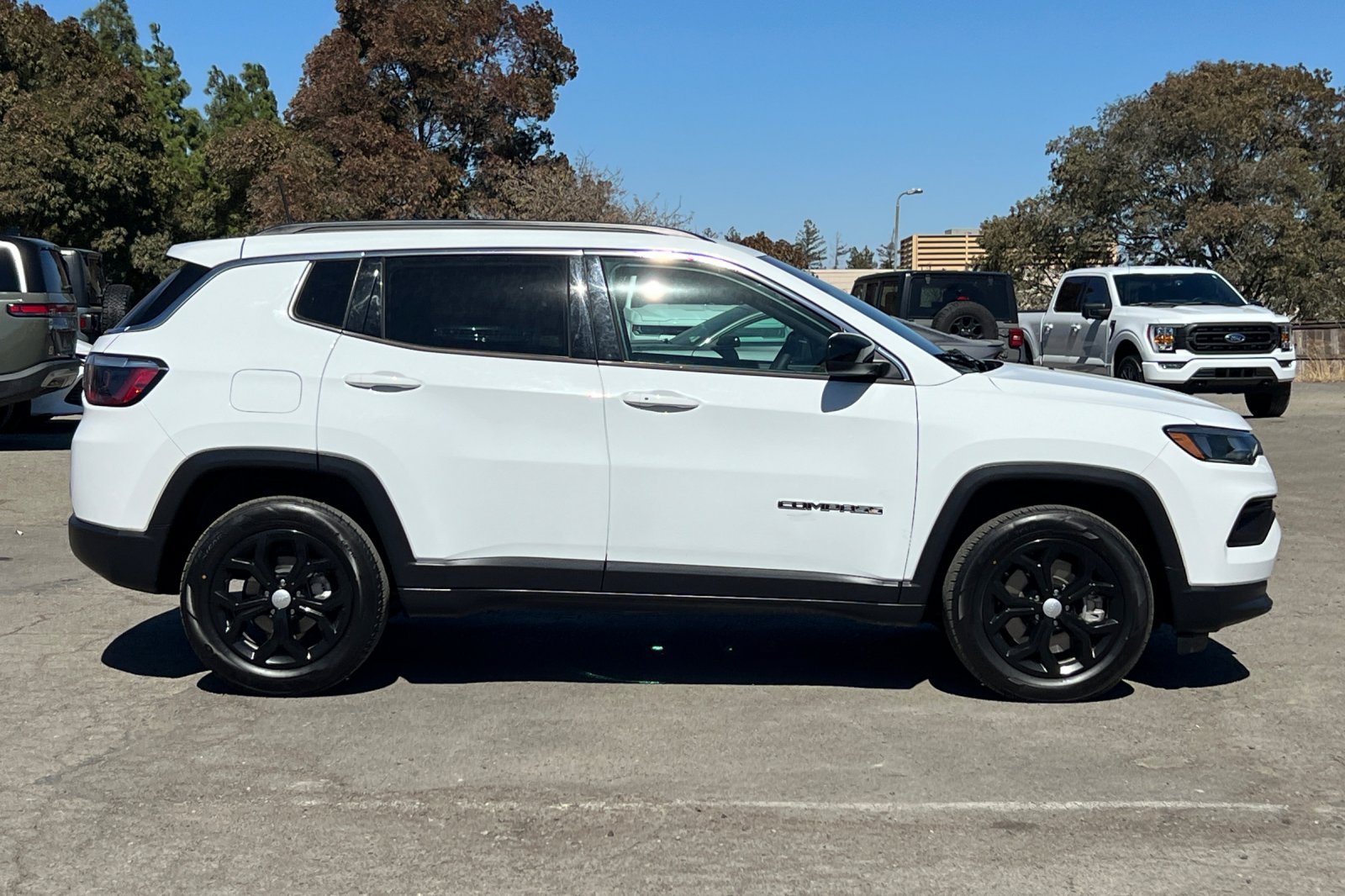 Used 2024 Jeep Compass Latitude AWD/4WD image 3
