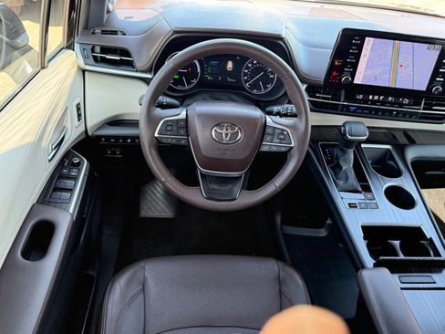 Used 2023 Toyota Sienna Platinum FWD image 26