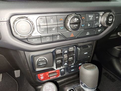 New 2025 Jeep Gladiator Mojave w/ Convenience Group image 14