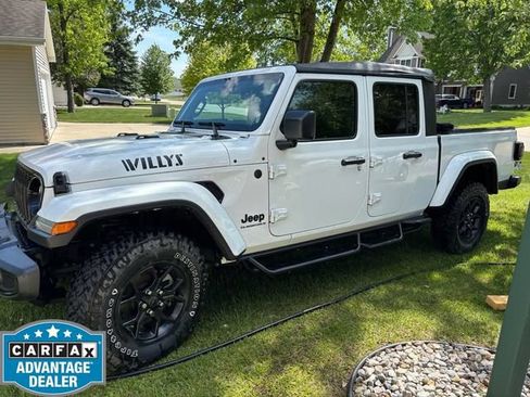 Used 2025 Jeep Gladiator Sport AWD/4WD image 2