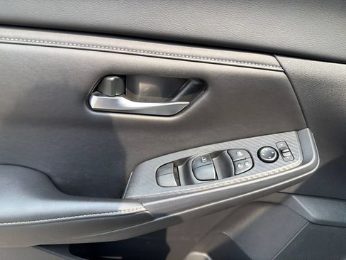 Used 2025 Nissan Sentra SV FWD image 17
