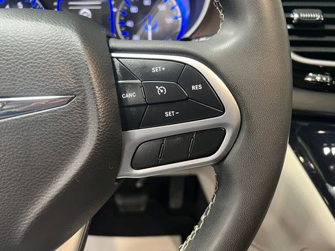 Used 2022 Chrysler Voyager LX image 12