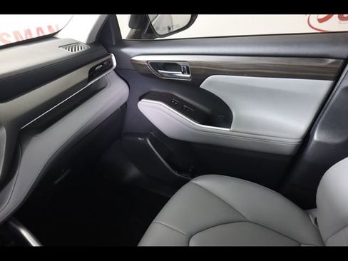 Used 2021 Toyota Highlander XLE image 16