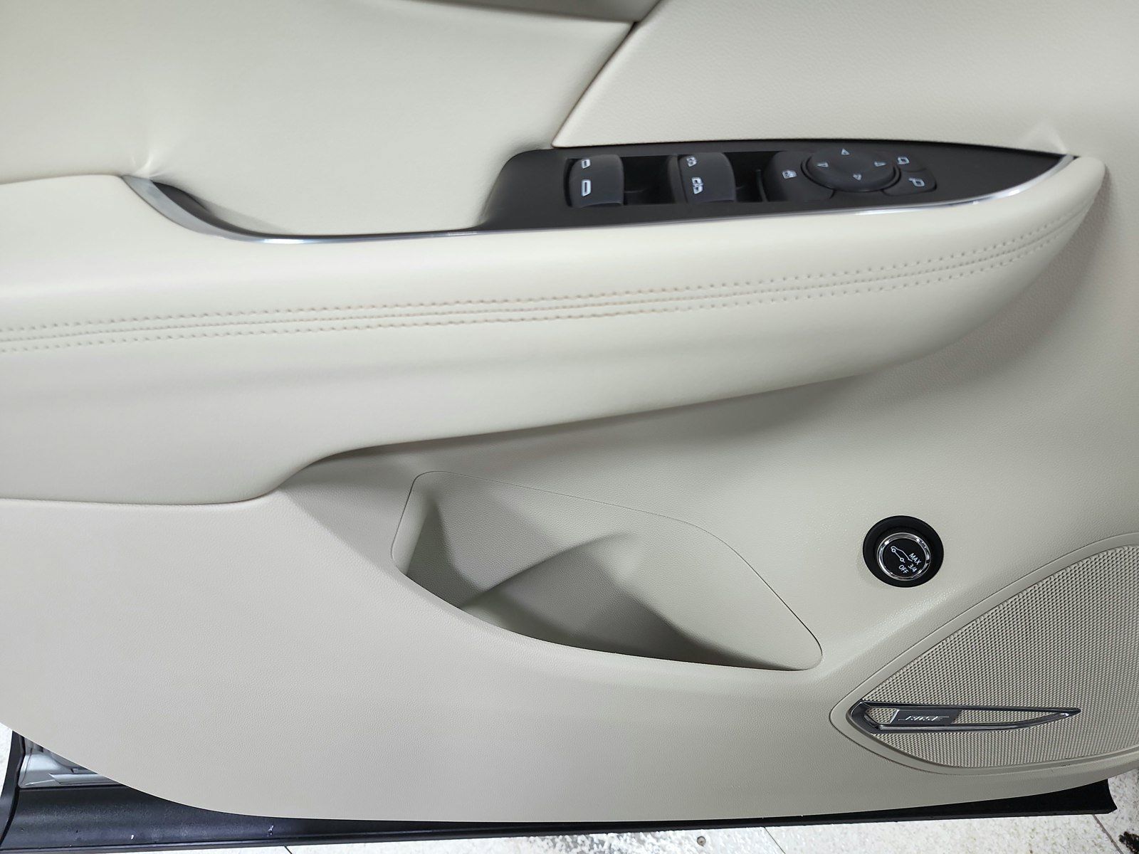 Used 2023 Buick Envision Essence w/ Technology Package I FWD image 39