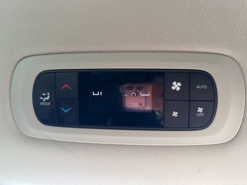 Used 2024 Chrysler Pacifica Touring-L image 16