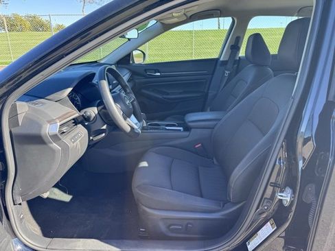 Used 2024 Nissan Altima 2.5 SV image 9