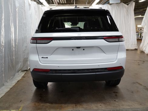 Used 2025 Jeep Grand Cherokee Altitude image 6