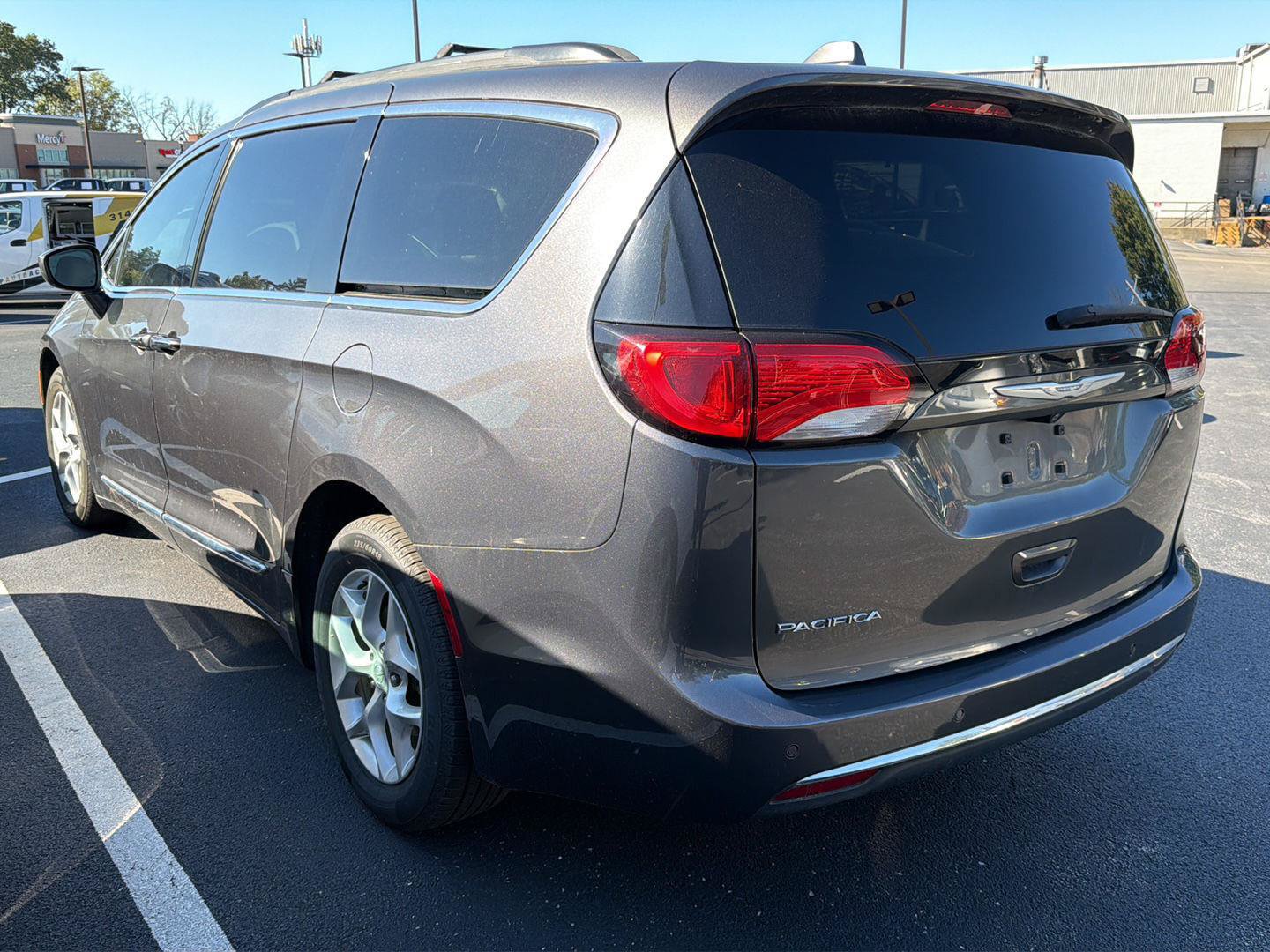 Used 2017 Chrysler Pacifica Touring-L w/ Tire & Wheel Group FWD image 3