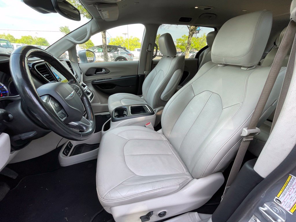 Used 2021 Chrysler Pacifica Touring-L FWD image 24