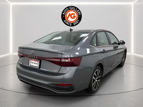 Used 2025 Volkswagen Jetta SE FWD image 3
