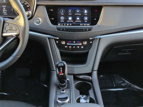 Used 2025 Cadillac XT6 Luxury image 18