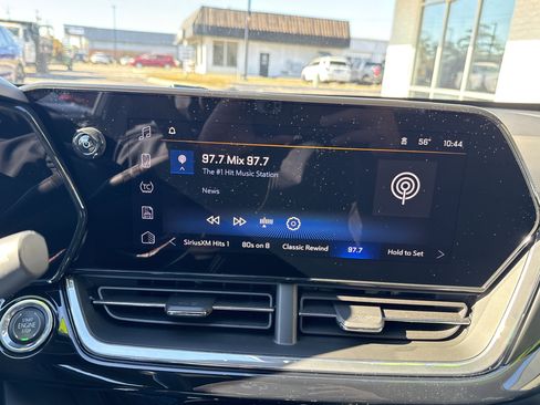 Used 2025 Chevrolet Trax RS w/ Sunroof Package image 17