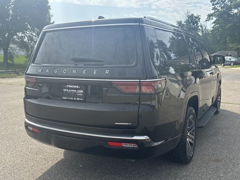 Used 2024 Jeep Wagoneer L Series II w/ Flexible Seating Group RWD image 3
