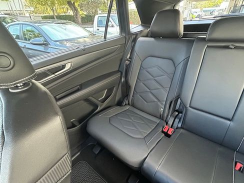 Used 2024 Volkswagen Atlas Cross Sport SE image 12