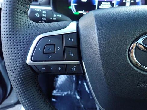 Used 2025 Toyota Sienna Platinum image 17