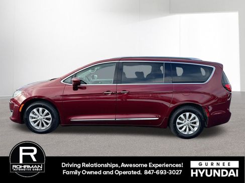 Used 2018 Chrysler Pacifica Touring-L Plus image 5