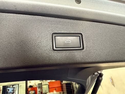 Used 2024 Volkswagen Tiguan SE AWD/4WD image 23