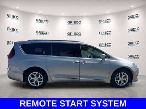 Used 2020 Chrysler Pacifica Touring-L w/ Tire & Wheel Group FWD image 3