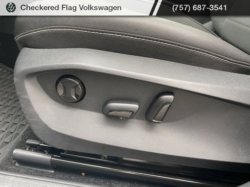 Used 2024 Volkswagen Taos SE image 25