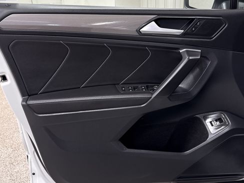 Used 2024 Volkswagen Tiguan SE image 3