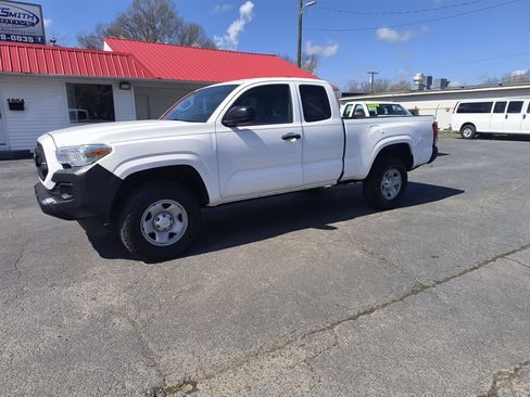 Used 2020 Toyota Tacoma SR image 1