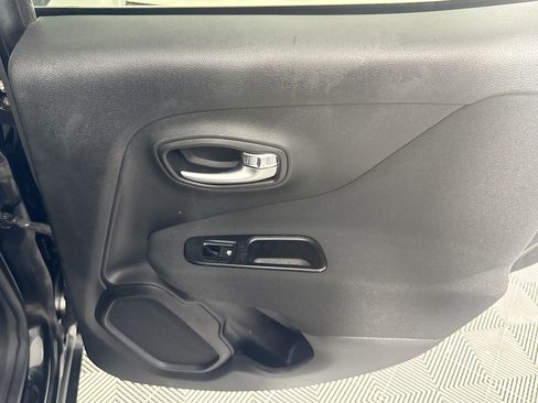 Used 2020 Jeep Renegade Latitude w/ Cold Weather Group image 27