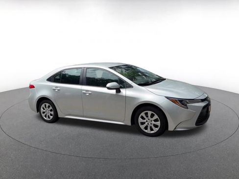 Used 2025 Toyota Corolla LE FWD image 2