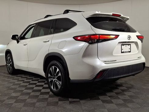 Used 2021 Toyota Highlander XLE AWD/4WD image 7