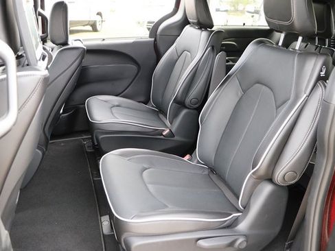New 2023 Chrysler Pacifica Limited w/ Uconnect Theater Family Group image 37