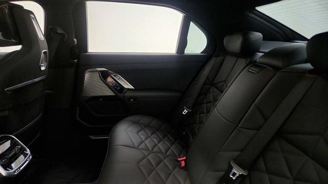 Used 2025 BMW 740i RWD image 42