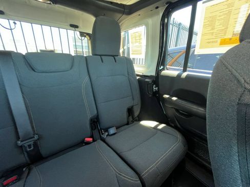 Used 2025 Jeep Wrangler Unlimited Sahara AWD/4WD image 37