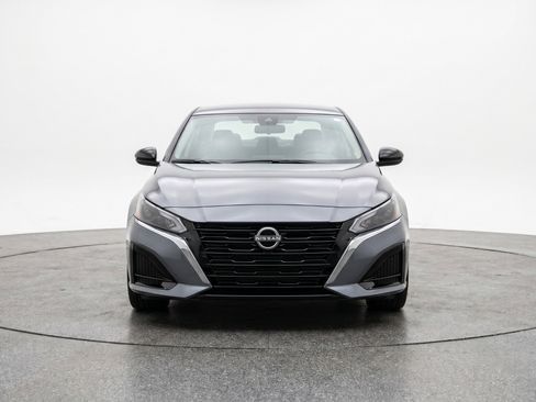 Used 2025 Nissan Altima 2.5 SV FWD image 2