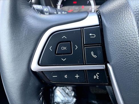 Used 2022 Toyota Highlander LE AWD/4WD image 17