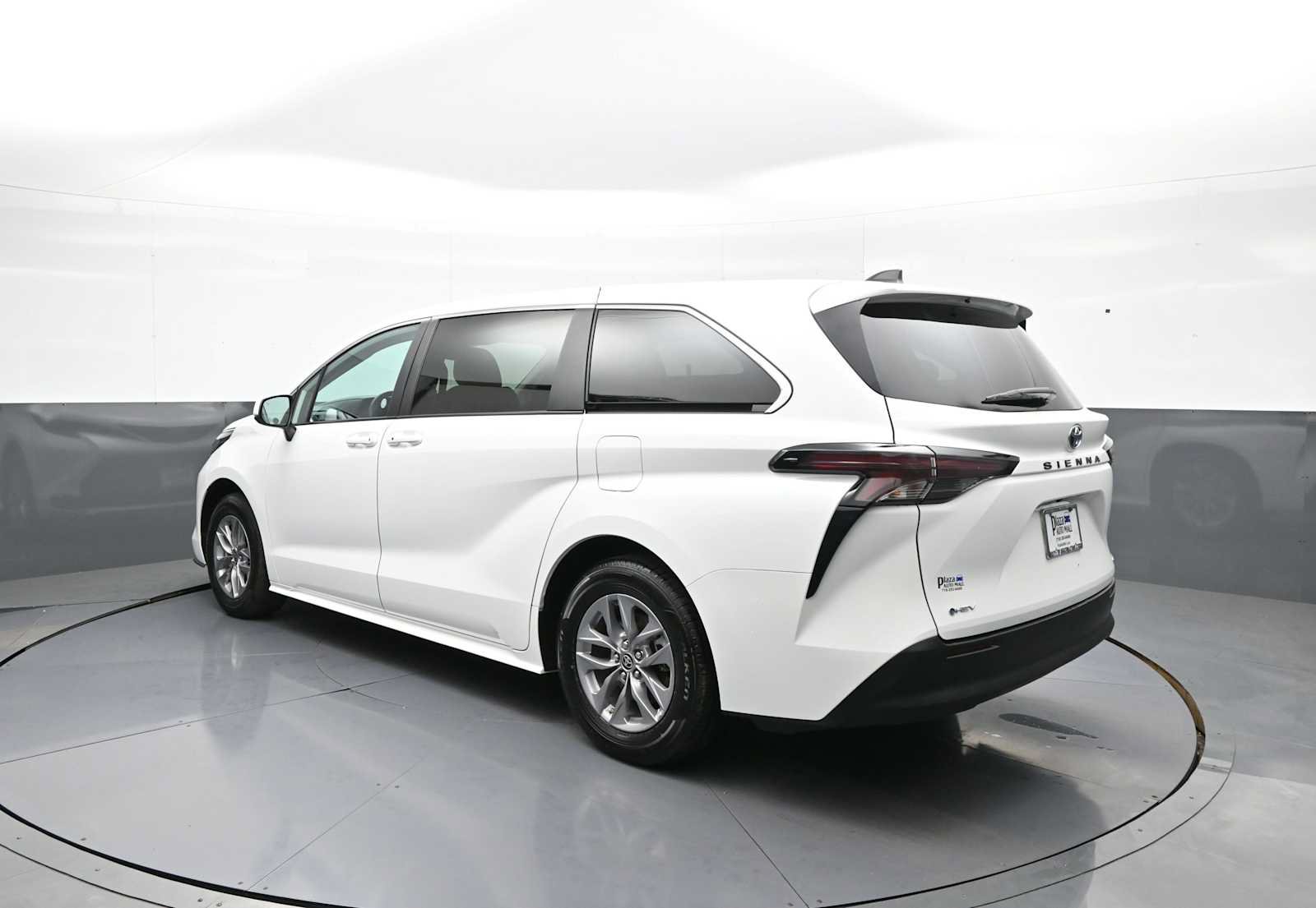 Certified 2025 Toyota Sienna LE FWD image 7