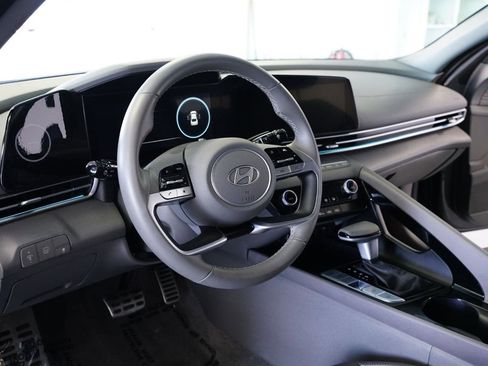Used 2025 Hyundai Elantra SEL image 13