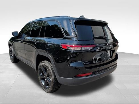 Used 2023 Jeep Grand Cherokee Altitude AWD/4WD image 3