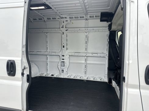 Used 2025 RAM ProMaster 2500 w/ Convenience Group FWD image 32