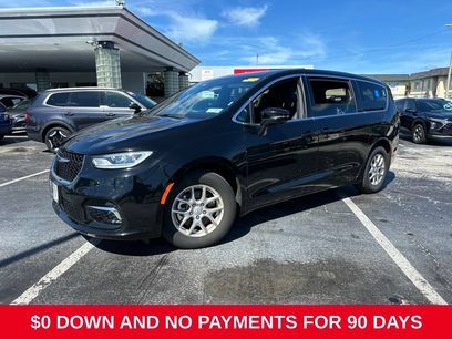 Used 2025 Chrysler Pacifica Select