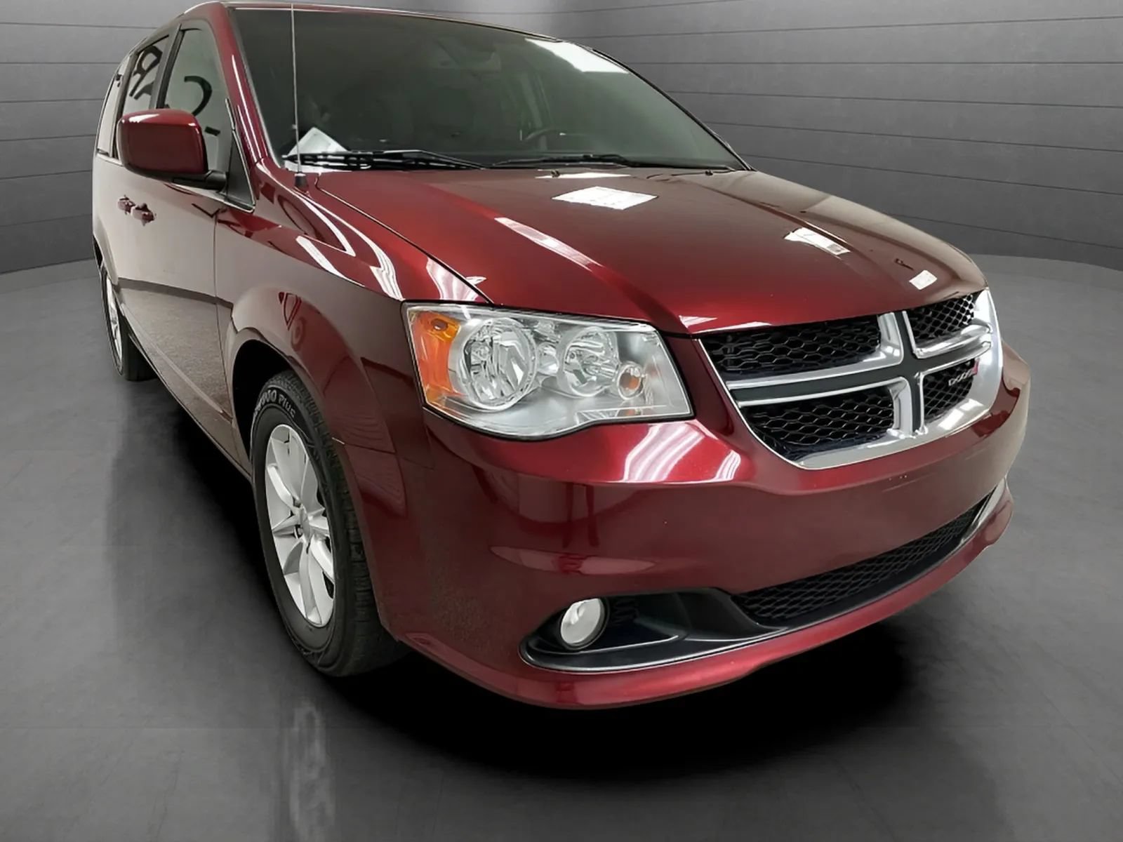 Used 2019 Dodge Grand Caravan SXT FWD image 3