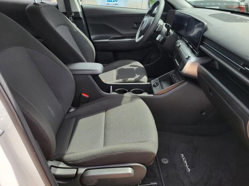 Certified 2025 Hyundai Kona SE FWD image 9