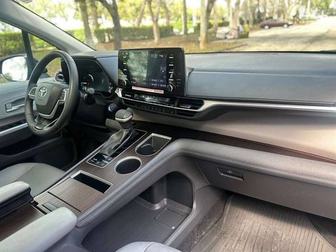 Used 2024 Toyota Sienna XLE image 22